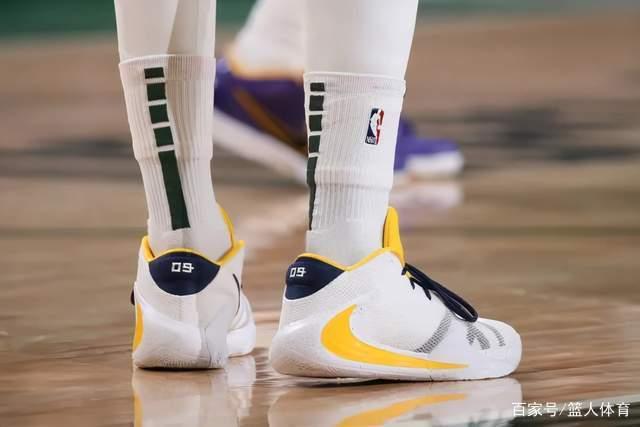 周琦15+9首钢胜深圳 郭艾伦40分广州不敌北控